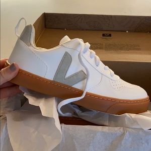 Veja White Trainers (GIRLS EU SIZE 34)